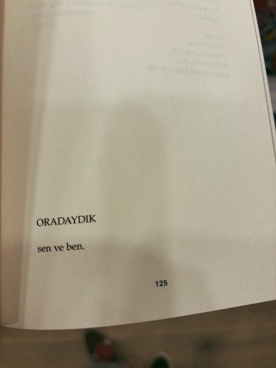 i_r_e_mmm's tweet photo. Oradaydım ben :
elimde ince sancı.
Oradaydın sen :
bileğinde ince acı.
Oradaydık : 
bitirdik yazı, güz başladı.

oruç aruoba https://t.co/eCcpJCIg3s