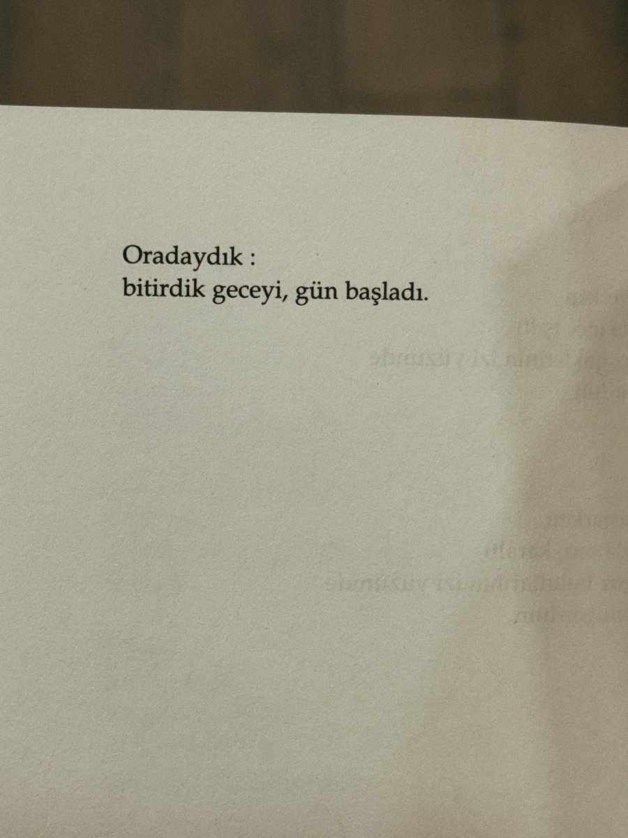 i_r_e_mmm's tweet photo. Oradaydım ben :
elimde ince sancı.
Oradaydın sen :
bileğinde ince acı.
Oradaydık : 
bitirdik yazı, güz başladı.

oruç aruoba https://t.co/eCcpJCIg3s