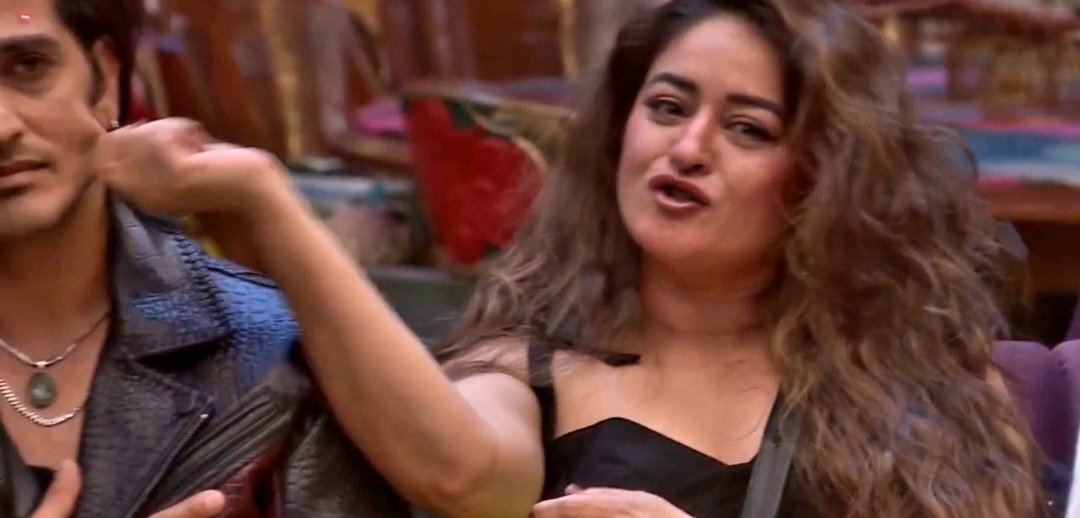 faiyaznoir's tweet photo. She thinks we all are blind &amp; dumb😭😂

#QaziTouqeer #BiggBoss20 https://t.co/gHa1j9C5Zr
