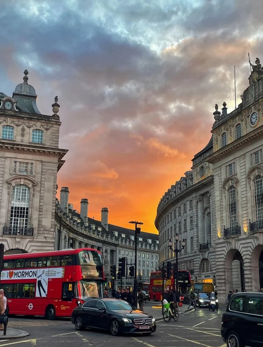 Lily15799333's tweet photo. A classic London minute. 📸 https://t.co/KdH8u7OaUv