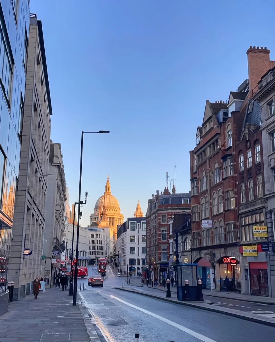 Lily15799333's tweet photo. A classic London minute. 📸 https://t.co/KdH8u7OaUv