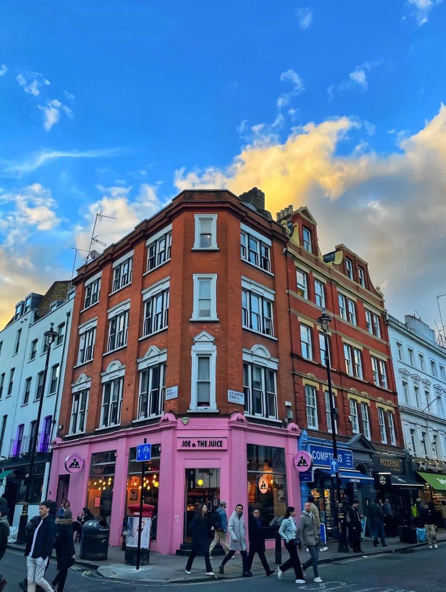 Lily15799333's tweet photo. A classic London minute. 📸 https://t.co/KdH8u7OaUv