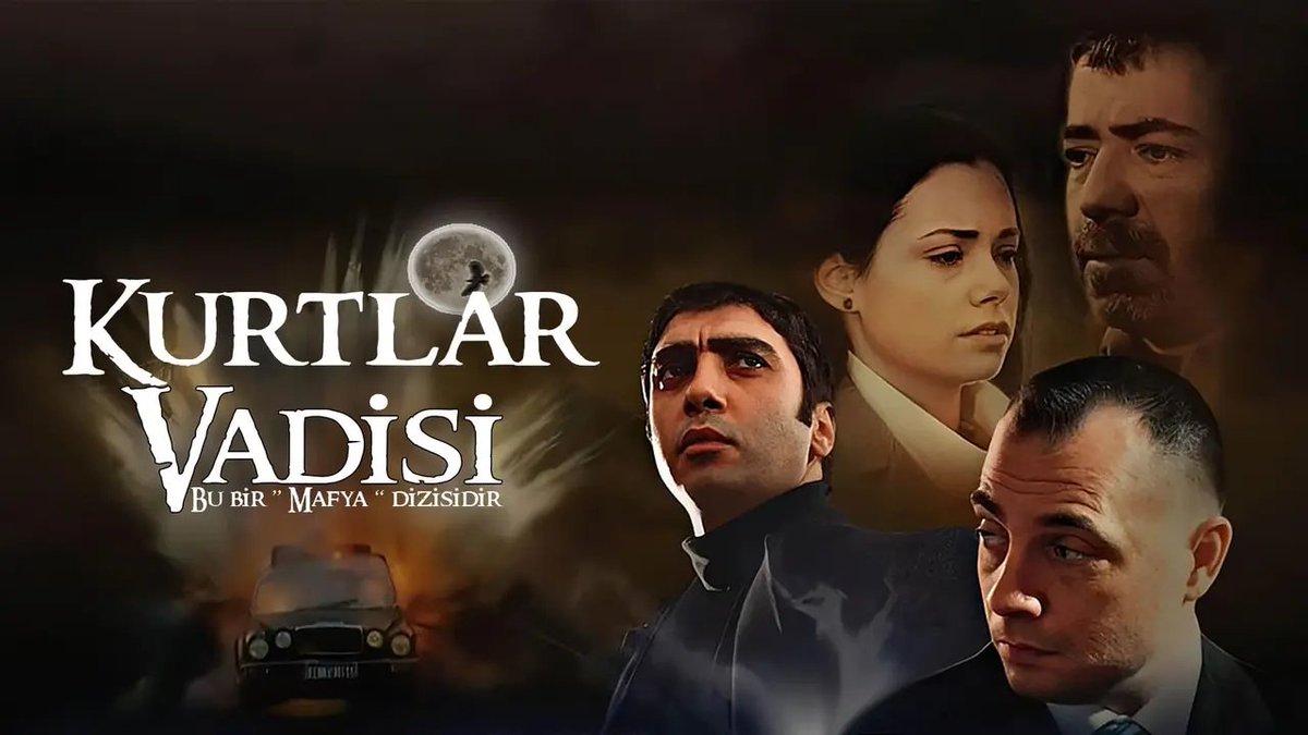 kimseslendirdi's tweet photo. 📌 Şimdilerde herkes Kurtlar Vadisi ve Kurtlar Vadisi Pusu ile ilgili komplo teorisi üretiyor "dizide gösterilenler hemen ardından gerçekleşiyordu" diye anlatıyor ama işin aslı öyle miydi?

📍 Diziyi 15 Ocak 2003'ten beri yayınlandığı dönemde izleyen biri olarak ezberlerinizi gözden geçirmenize yardımcı olmaya geldim.

📍 Kurtlar Vadisi dizisi hiçbir zaman olayları önceden göstermedi, dizide anlatılanlar daha sonra gerçek olmadı; aksine gerçek hayatta yaşanan olayları işledi. Yani önce yaşandı, sonra işledi. Bunu da o dönem "Türkiye'de yaşanmış ve yaşanacak olayları anlatıyor" şeklinde bir PR çalışması ile duyurdular ve izleyici de bunu afiyetle yedi. Bu büyük bir başarıydı. Belki de dizinin en büyük başarısı buydu.

📍 Ancak Kurtlar Vadisi'nin ve Kurtlar Vadisi Pusu'nun geleceği haber verdiğine, dizide işlenen hadiselerin daha sonra gerçek olduğuna dair hiçbir somut örnek yok.

📍 Yıllarca Deli Hikmet için "2005 yılında yayınlanan bir bölümde 2007 yılında seçilecek cumhurbaşkanının halk tarafından seçileceğini bildi." şeklinde videolar paylaşılıyor. Oysa ki 2007'de Abdullah Gül, TBMM tarafından Cumhurbaşkanı olarak seçildi. Halk tarafından seçilen ilk cumhurbaşkanı 2014'te seçilen Recep Tayyip Erdoğan'dı. Zaten Cumhurbaşkanının halk tarafından seçilmesi 2000 yılından beri konuşulan bir konuydu. Dokuzuncu Cumhurbaşkanımız Süleyman Demirel'in görev süresi bitmeye yakın anayasa değişikliğiyle hem 2 dönem seçilme hem de halk tarafından seçilme değişiklikleri gündemdeydi. Ekim 2007'deki referandumla ilgili anayasa değişikliği yapıldı. Yani konuşulan ne varsa onu işlemiş. Meraklısı arşivlere girip bakabilir. Yakın tarihimizi biraz daha yakından incelemeliyiz bence.

📍 İskender Büyük-Veli Küçük eşleşmesi ve Ergenekon operasyonlarının dizide işlenmesi yine operasyonlar başladıktan sonra gerçekleşmişti. Temmuz 2007'de operasyonlar başlamıştı, dizide işlenmesi ve İskender Büyük'ün diziye girmesi 2008'in başlarındaydı. Sanırım Şubat ayında girmişti diziye.

📍 17-25 Aralık 2013'teki Paralel Devlet Yapılanması meselesi de taa 1 ay sonra, Ocak ayında işlenmişti. Hatta o dönem Kurtlar Vadisi fanları bu olayın dizide ne zaman işleneceğini soruyorlardı. Twitter'da basit bir arama ile bulunabilir. 

📍 Son günlerde gündemde olan Kaşif Kozinoğlu meselesinde de Kozinoğlu'nu canlandırdığı iddia edilen Kaşifoğlu karakteri, Kozinoğlu'nun vefatından neredeyse 1 ay sonra yayınlanan 139.bölümde öldürüldü. Bildiğim kadarıyla o dönem 1 bölüm stoklu çalışılıyordu. Bu da ilgili bölümün çekiminin yayın tarihinden 2 hafta öncesine denk geldiğini gösteriyor ve yine zamanlar birbirini tutmuyor.

📍 Kısacası Kurtlar Vadisi ilk bölümden itibaren Türkiye'de yaşanmış hadiseleri harika bir kurgu ile ekrana getirdi. Ömer Lütfi Topal, Savaş Buldan, Behçet Cantürk cinayetleri, Karagümrüklüler ile Alaattin Çakıcı çatısmasını, sokak olaylarını vs. hepsini "yaşandıktan sonra" işledi. 

📍 Kurtlar Vadisi dizisinin gelecekten haber verdiği meselesi bana göre gerçek dışı. 

İyi pazarlar.