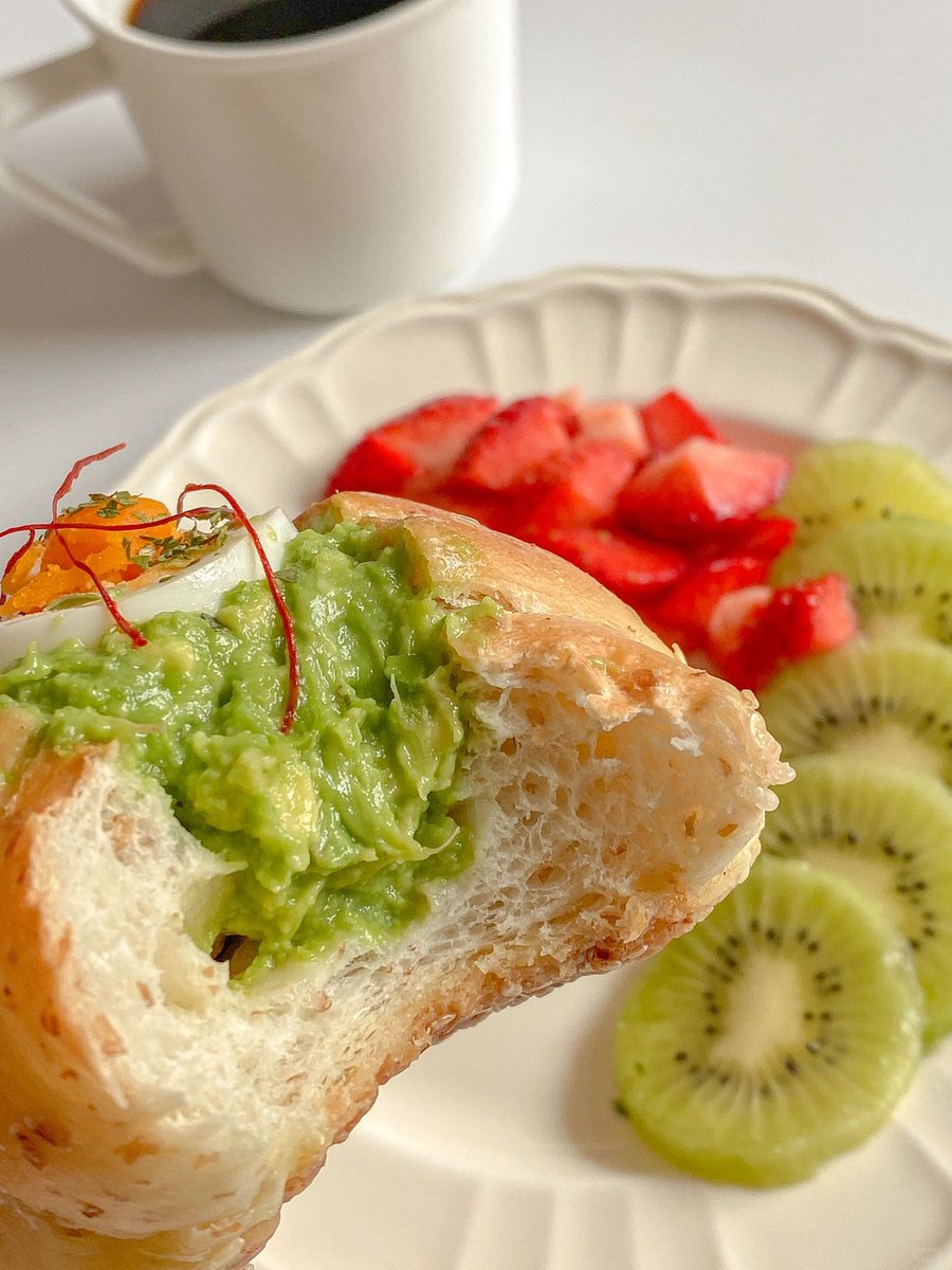 SallyGrines's tweet photo. Una comida ligera y deliciosa para hoy: pan integral tostado, aguacate en rodajas y un café con leche. Rápido de preparar y super satisfactorio! https://t.co/pypoW2vXcb