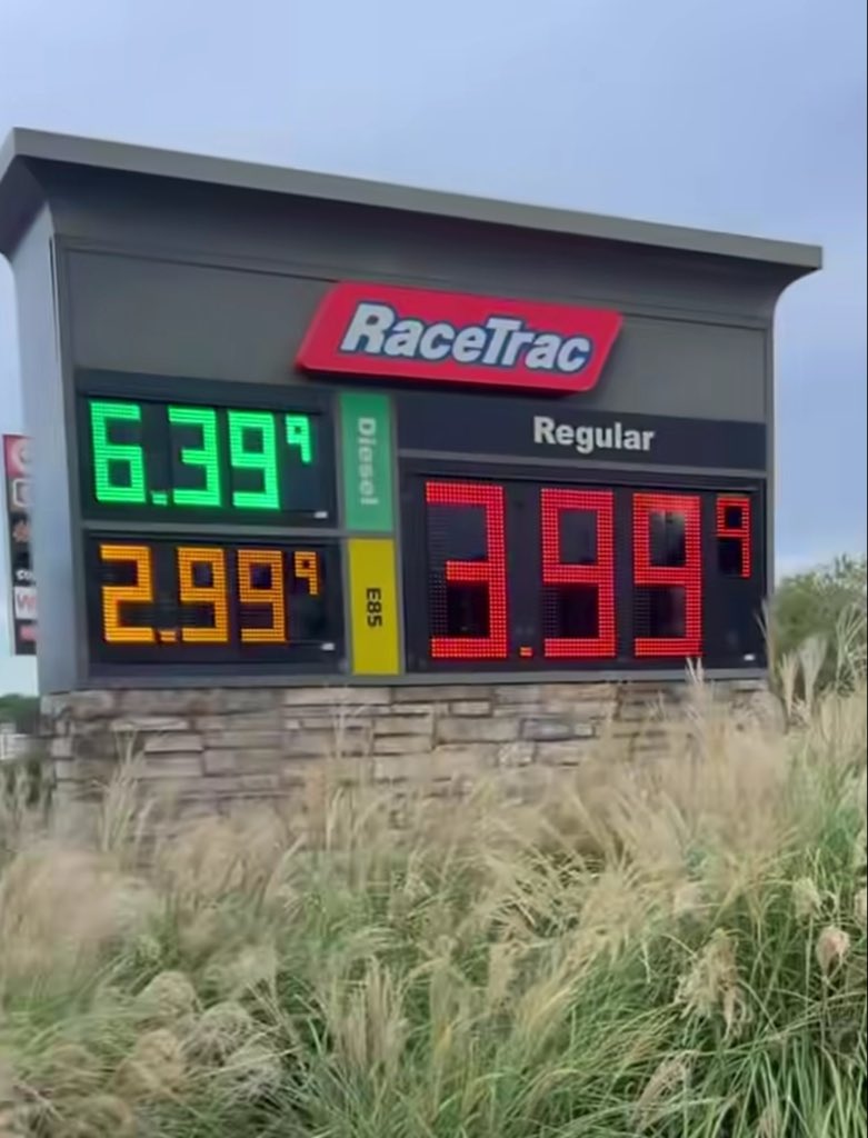 Leonajardinho's tweet photo. Everyone loses their minds when REGULAR GAS hits $3.99 a gallon at the pump.  

Almost NOBODY notices when DIESEL quietly surges past $6.39.  

Here is why that disconnect is dangerous:

You fill your tank with regular gas once a week.

DIESEL powers 70% of every commercial freight truck, delivery vehicle, train, and tractor moving commodities across the country.

When petrol goes up, your personal commute gets expensive.

When DIESEL explodes, transportation companies hit every grocery store, farm, and distributor with massive fuel surcharges.

You aren't just paying $3.99 to drive your car. 

You are about to pay $6.39 DIESEL prices on every single item sitting on a store shelf next week.