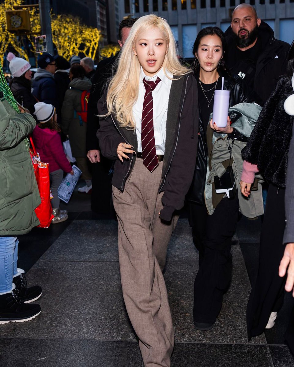 ROSETEAMFRANCE's tweet photo. ELLE KOREA met ROSÉ à l’honneur parmi les célébrités qui adoptent la tendance preppy, l’un des styles phares de cet automne. 🍂♡

#ROSÉ #로제 @numberoneHQ https://t.co/q9cq48DenP