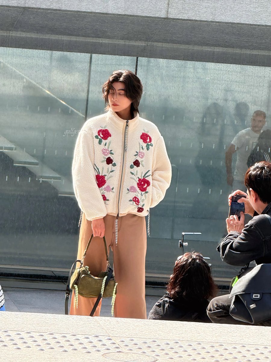 gulfgermany412's tweet photo. So weich. So stilvoll. So warm. So GULF
Verliebt in diesen Look – besonders in die Jacke 💯

GULF SHINES IN MILAN​
#OnitsukaTigerSS27xGULF
#OnitsukaTigerSS27
#OnitsukaTiger
#GulfKanawut ​#MFW
@gulfkanawut 
@OnitsukaTiger https://t.co/v8AFcQynqO