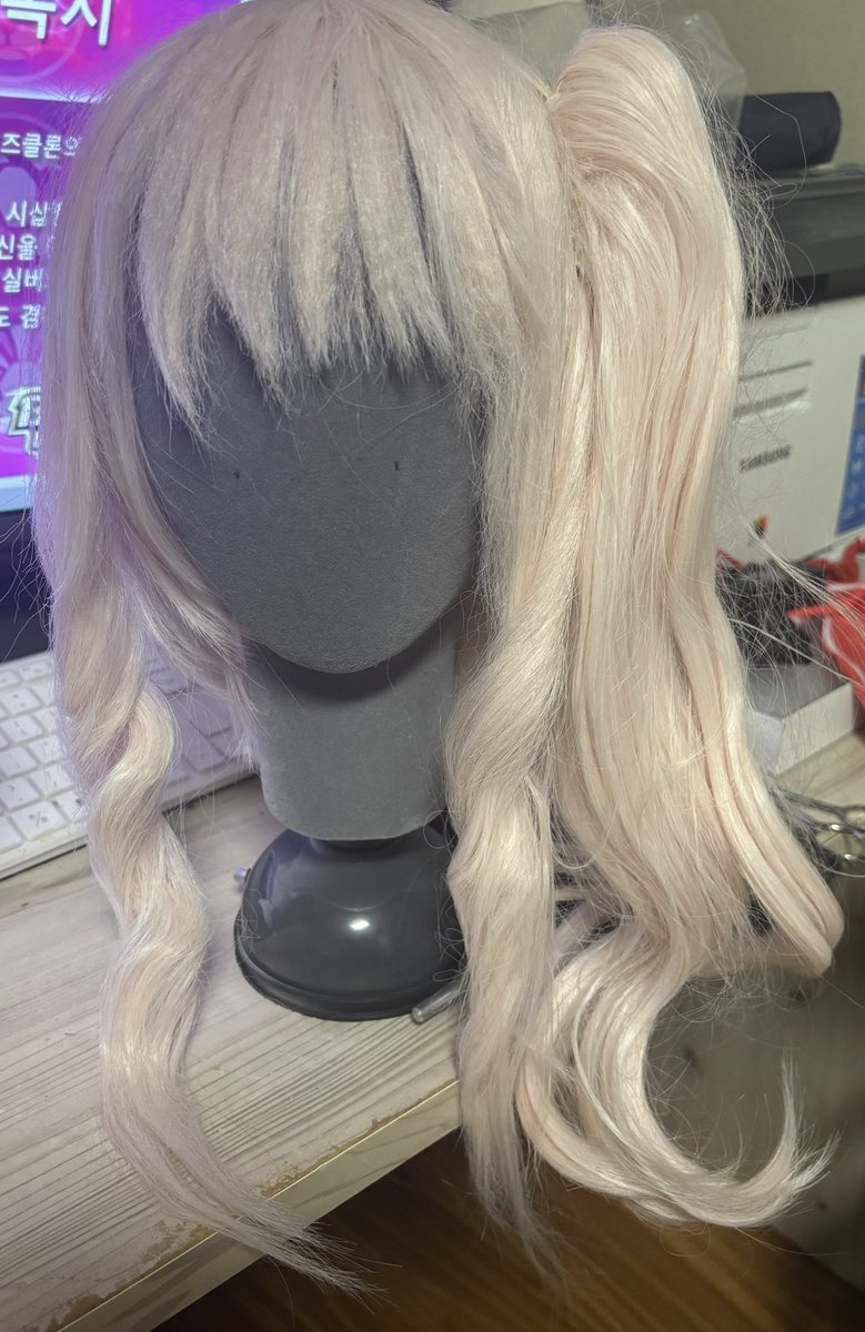 Blah20001's tweet photo. 아침에 이랬던 가발이 내가 끼니 세팅이 다 풀려버렸네…;; https://t.co/hLz3jam78o