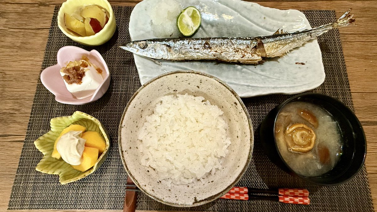 beeoffxl's tweet photo. 秋刀魚の塩焼き
なめこ汁
さつまいも甘煮
豆腐と梅干し
柿とマスカルポーネ胡麻のムース

久しぶりに自炊した😋✨️ https://t.co/oq4zmQTFMT