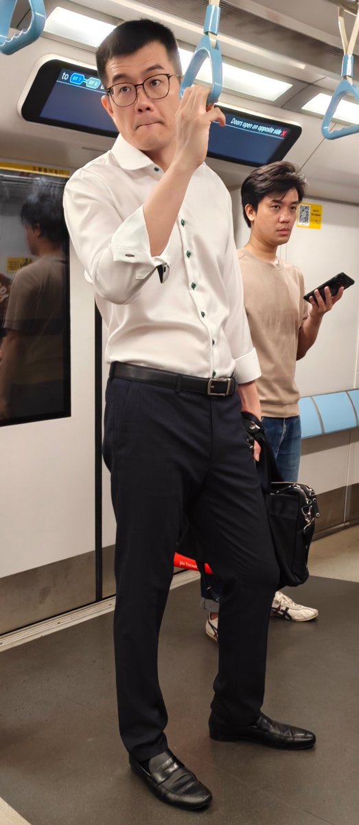 sgexecdaddy's tweet photo. 每次撞見這種有身高的正裝男，都會很羨慕。這位還不錯吧？Envious of his height. Loving that specky exec looks! 😍 
Like • Repost • Follow >> @sgexecdaddy https://t.co/v9aszspaZM