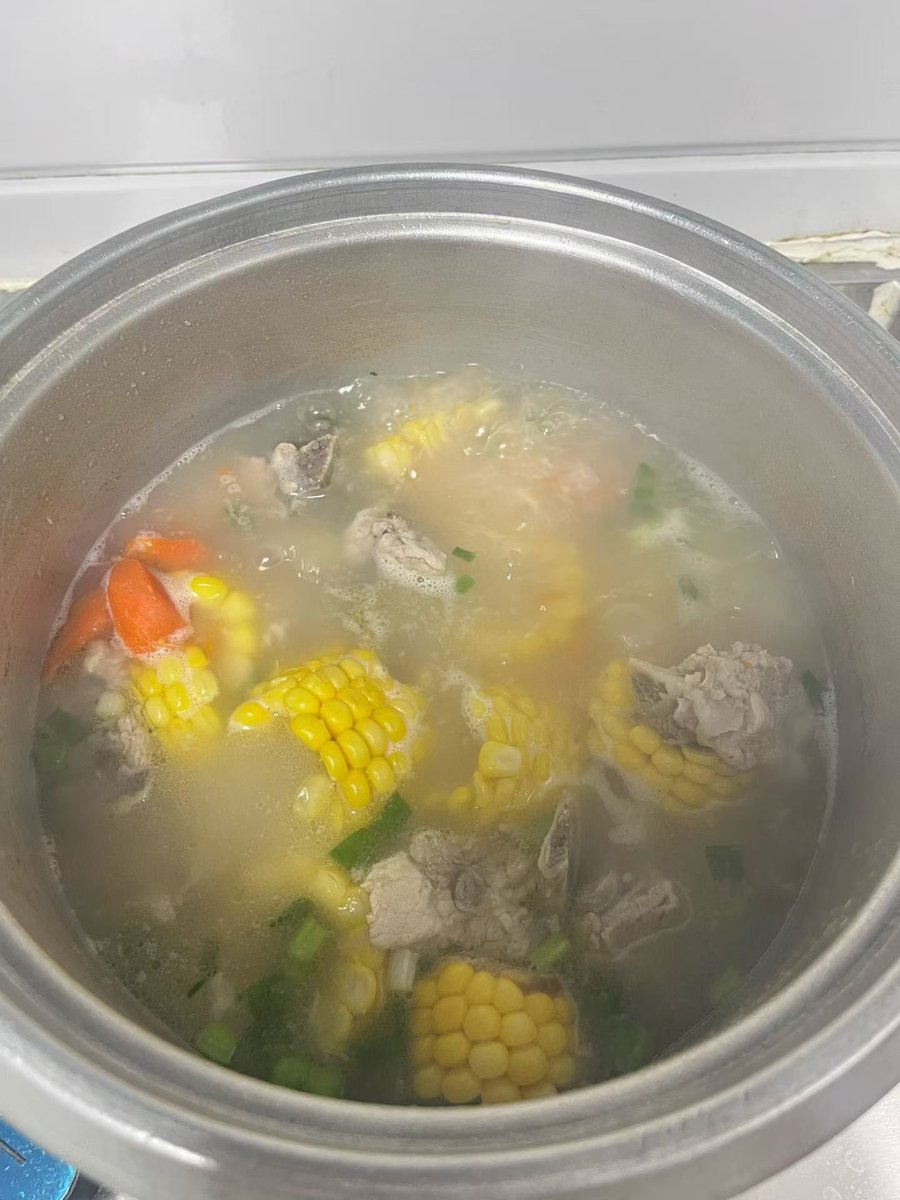 wcmzl666's tweet photo. 有时候真想跪下来求自己别吃了，却发现跪着也还能吃😋 https://t.co/pbhbdv3gCE