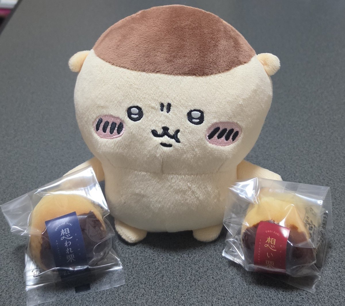 tsukasinki's tweet photo. 両手にくりまんじゅう　With　くりまんじゅう https://t.co/NlFjPjBlTc