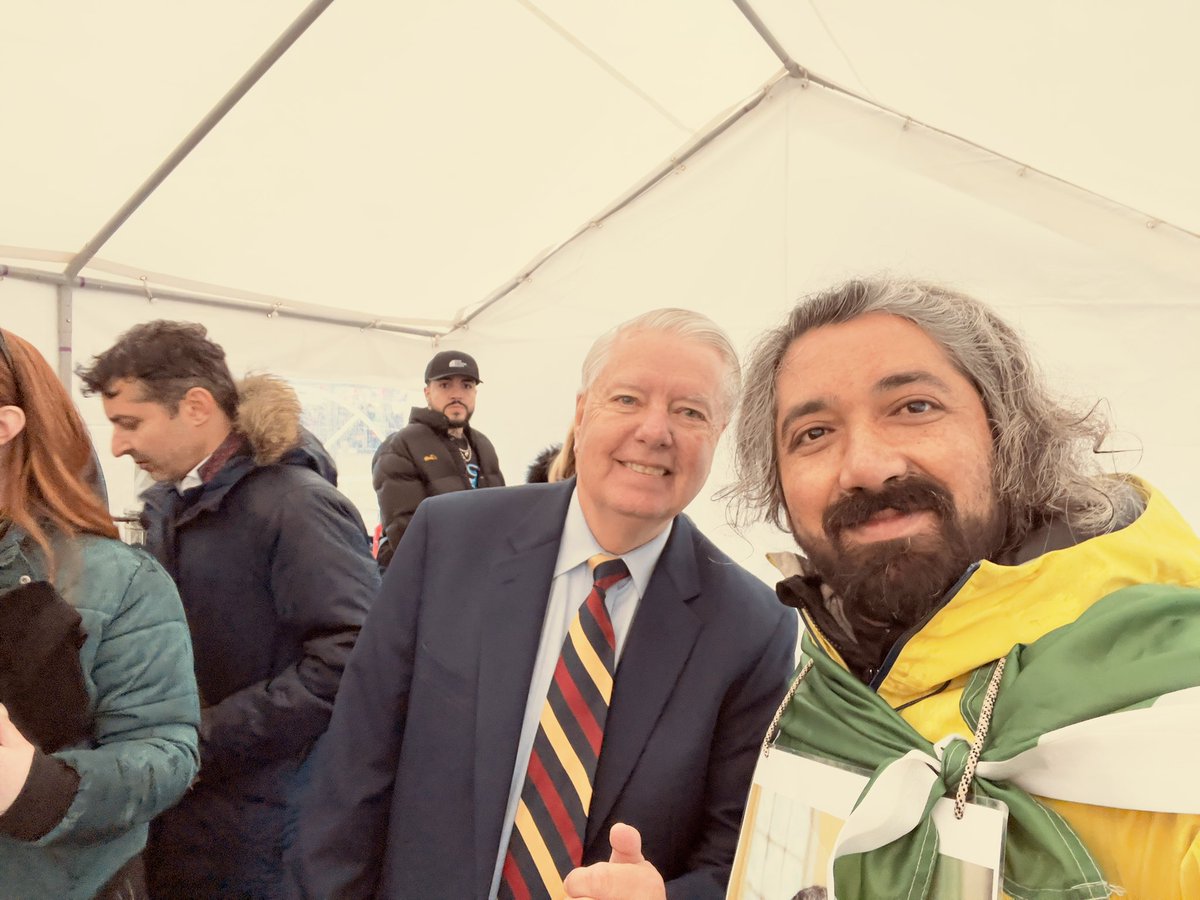 arashhampay1's tweet photo. روزی که با مشتی رفتیم مونیخ، حتی ده یورو هم تو جیبم نداشتم ولی برحسب وظیفه خودمو رسوندم و درحال برگشت بخاطر نداشتن بلیط جریمه شدیم و تا الان هم نتونستم پرداختش کنم بخاطر وضعیت تخمی که دارم. ولی نه اینو عنوان کردم نه انتظاری داشتم کسی بیاد این مبلغ رو پرداخت کنه ولی خانم شیرآلات https://t.co/yWq7jLUxNg