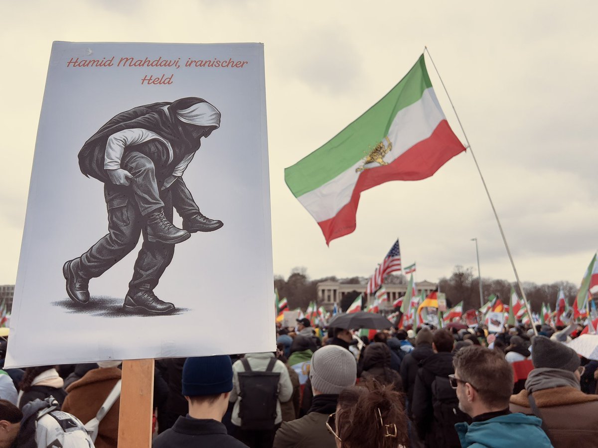 arashhampay1's tweet photo. روزی که با مشتی رفتیم مونیخ، حتی ده یورو هم تو جیبم نداشتم ولی برحسب وظیفه خودمو رسوندم و درحال برگشت بخاطر نداشتن بلیط جریمه شدیم و تا الان هم نتونستم پرداختش کنم بخاطر وضعیت تخمی که دارم. ولی نه اینو عنوان کردم نه انتظاری داشتم کسی بیاد این مبلغ رو پرداخت کنه ولی خانم شیرآلات https://t.co/yWq7jLUxNg