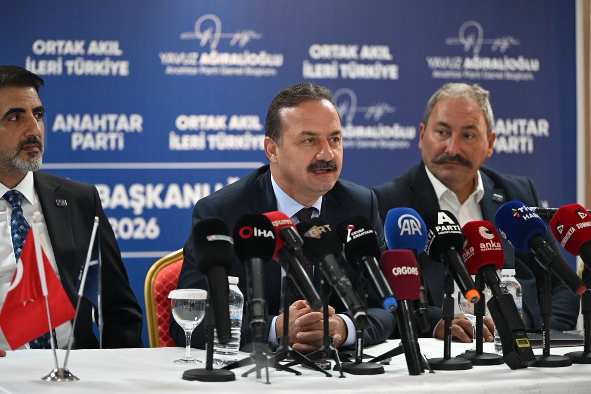 yavuzagiraliog's tweet photo. Gaziantep’te basın mensuplarıyla buluştuk…

Gaziantep programımız kapsamında gerçekleştirdiğimiz basın toplantısında Gazi şehrimizin ve ülkemizin gündemini değerlendirdik.

Ulusal ve yerel medya kuruluşları ile ajansların sorularını yanıtladık.

Gaziantep’te bizleri takip eden, gündemi kamuoyuna aktarmak için emek veren tüm basın mensuplarımıza teşekkür ediyorum.