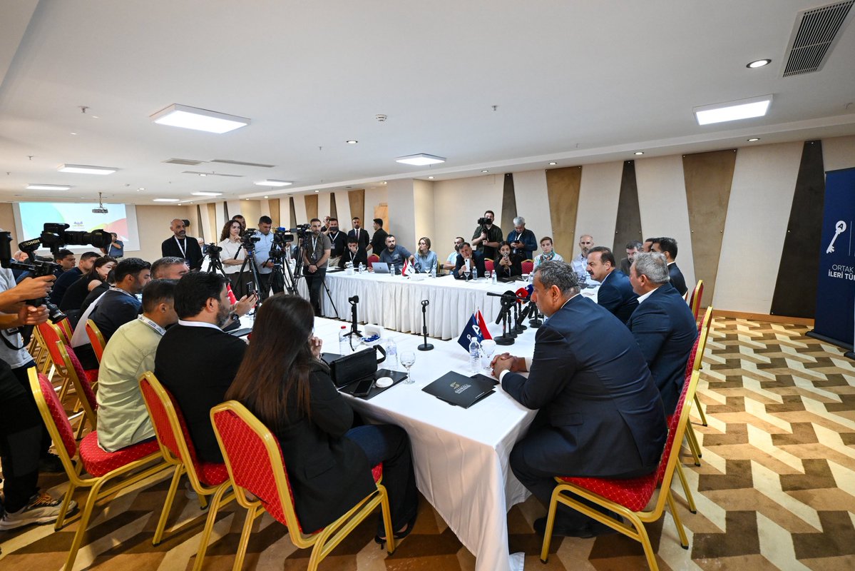 yavuzagiraliog's tweet photo. Gaziantep’te basın mensuplarıyla buluştuk…

Gaziantep programımız kapsamında gerçekleştirdiğimiz basın toplantısında Gazi şehrimizin ve ülkemizin gündemini değerlendirdik.

Ulusal ve yerel medya kuruluşları ile ajansların sorularını yanıtladık.

Gaziantep’te bizleri takip eden, gündemi kamuoyuna aktarmak için emek veren tüm basın mensuplarımıza teşekkür ediyorum.