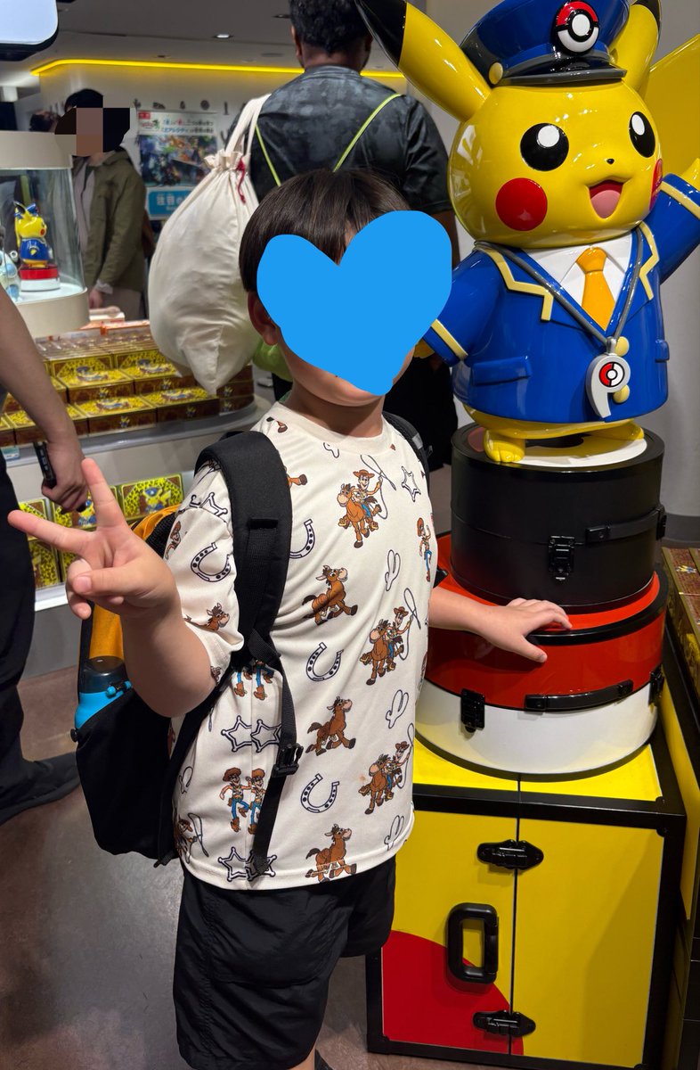 moiaia's tweet photo. ママ友と一緒に🏰🐭一日楽しかったね✌️✨なぜか園内にタヌキがいた。スティッチエンカウンターでは長男指名されて、めっちゃ名前連呼されて恥ずかしがってた😂帰りに東京駅でカービィカフェのテイクアウトとポケスト行って大満足の帰宅〜💪✨沢山歩いた！！ https://t.co/HtoIo4Tf3s