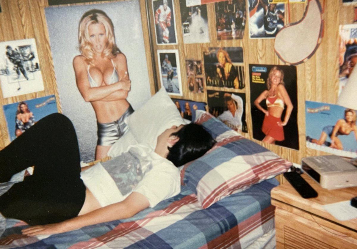 adamrichar3v's tweet photo. My bedroom circa 1996-97
#RoomMakeover #HomeInspo https://t.co/QxTrAwUPQu
