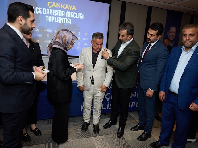 KaradumanBaran's tweet photo. Grup Başkanvekilimiz Sayın Leyla Şahin Usta ve İl Başkanımız Sayın Hakan Han Özcan’ın nezaretinde,Yeniden Refah Partisi Çankaya İlçe Başkanı Bekir Kaplan ve yönetici arkadaşları partilerinden istifa ederek AK Parti ailemize katıldılar.

Kendilerine aramıza hoş geldiniz diyoruz 🇹🇷 https://t.co/QXZKqHL1BT