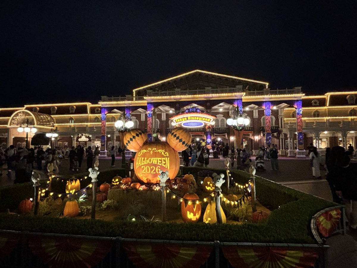 n__t957's tweet photo. 初ディズニーハロウィンでした🎃
装飾が可愛すぎた https://t.co/mPH3OBNajY