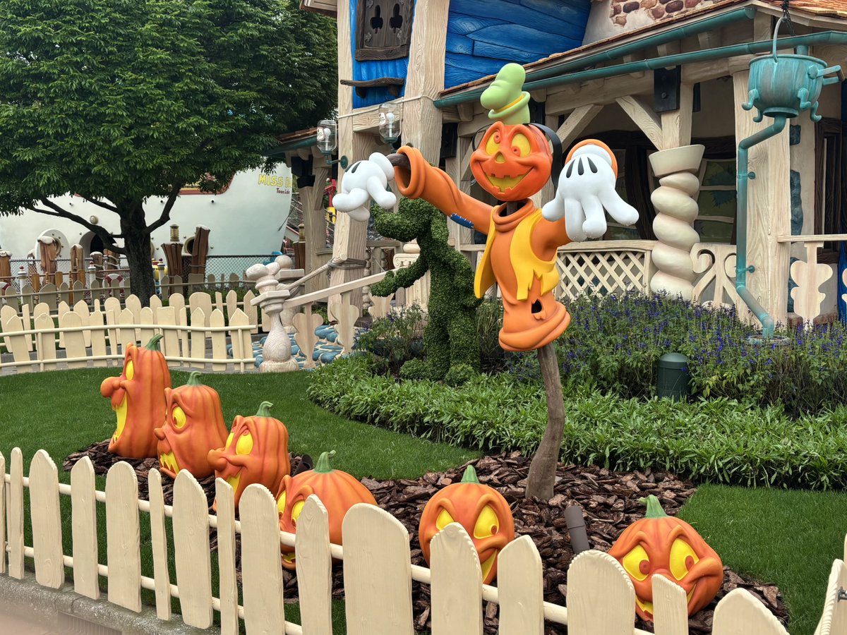 n__t957's tweet photo. 初ディズニーハロウィンでした🎃
装飾が可愛すぎた https://t.co/mPH3OBNajY