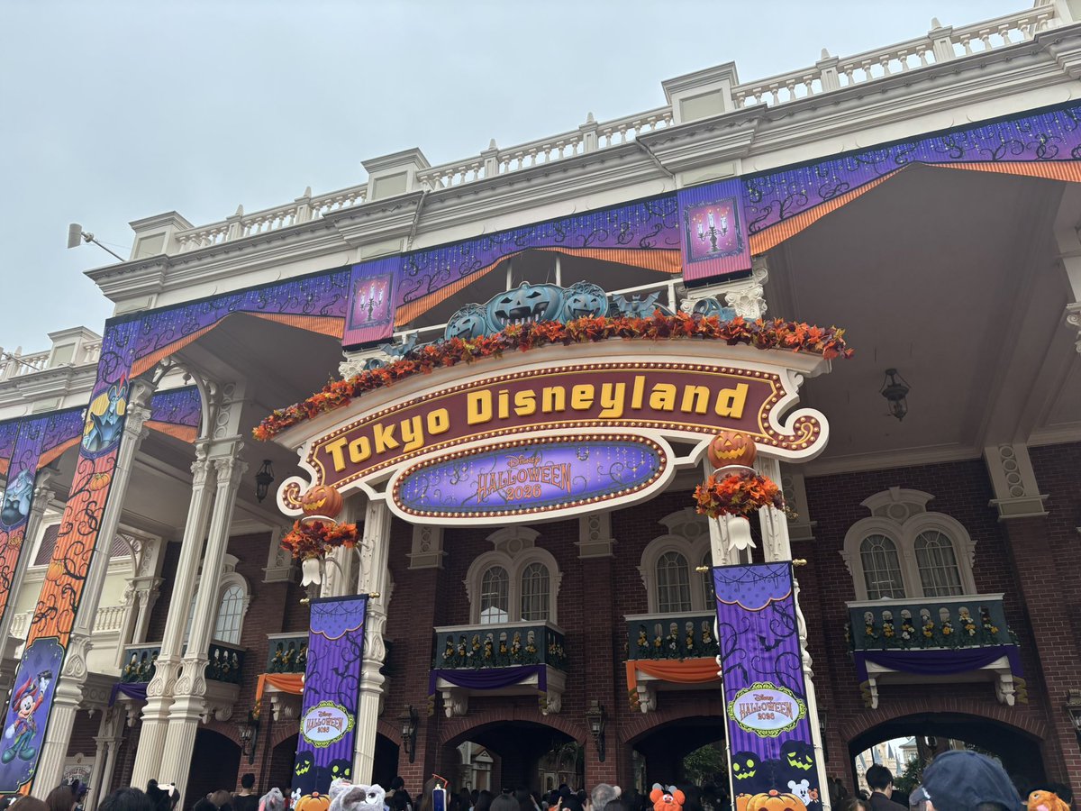 n__t957's tweet photo. 初ディズニーハロウィンでした🎃
装飾が可愛すぎた https://t.co/mPH3OBNajY