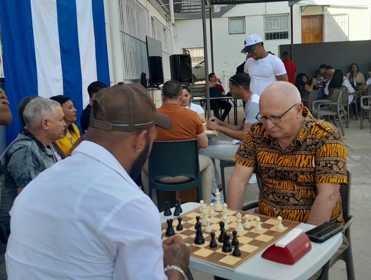 svigoa1's tweet photo. Con video de saludo de @GHNordelo5 Coordinador Nacional de los @cdr_cuba comenzamos jornada de celebración del 66 aniversario de su fundación. Junto a colaboradores y cubanos residentes compartimos una jornada de reafirmación de la identidad nacional
#CubaNoEsUnaAmenaza https://t.co/VF72I8gsRc