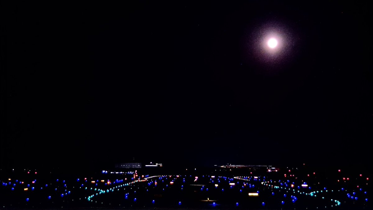 5_3moh's tweet photo. カメラのAFが偶然ピンボケして
そのまま撮ったらいい感じに🌃

帰り道に新千歳空港
夜の滑走路を見てきました🛫👀 https://t.co/tPUU4lA44r