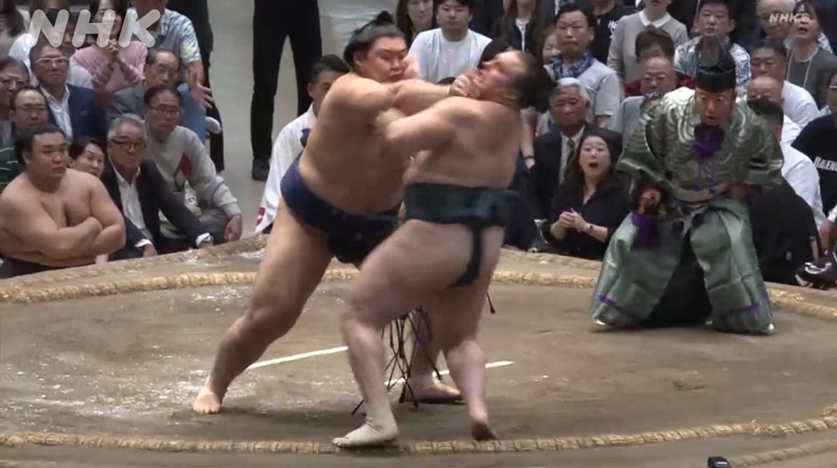 NhkSumo's tweet photo. 秋場所優勝は 横綱 #大の里 ✨

優勝をかけた結びの一番
立ち合いで圧倒する横綱相撲で大関 #安青錦 を破り
1年ぶり６回目の優勝！！

けがに苦しみながらつかんだ優勝
「この景色だけを見たくて」

取組は↓
https://t.co/VtjYni1ZZt

インタビューは↓
https://t.co/bydaBeGksw

今場所の取組振り返りはこちらから↓
https://t.co/Zc5CCmRbCS

#sumo