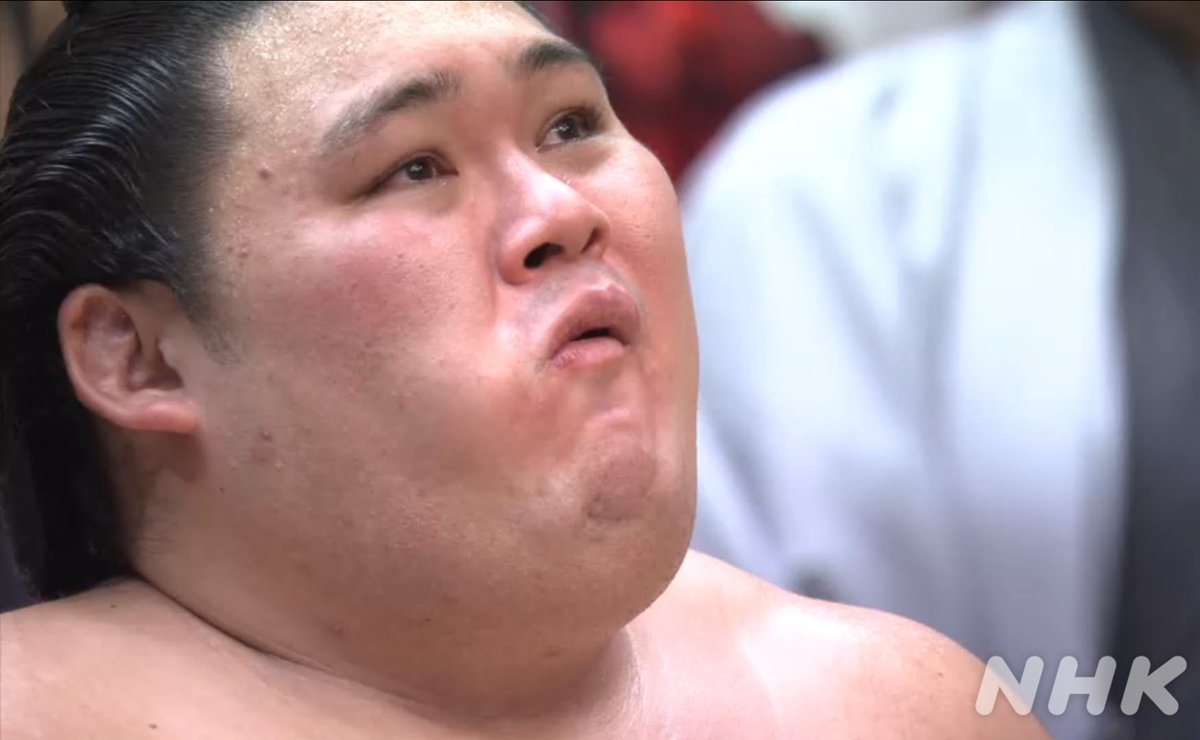 NhkSumo's tweet photo. 秋場所優勝は 横綱 #大の里 ✨

優勝をかけた結びの一番
立ち合いで圧倒する横綱相撲で大関 #安青錦 を破り
1年ぶり６回目の優勝！！

けがに苦しみながらつかんだ優勝
「この景色だけを見たくて」

取組は↓
https://t.co/VtjYni1ZZt

インタビューは↓
https://t.co/bydaBeGksw

今場所の取組振り返りはこちらから↓
https://t.co/Zc5CCmRbCS

#sumo