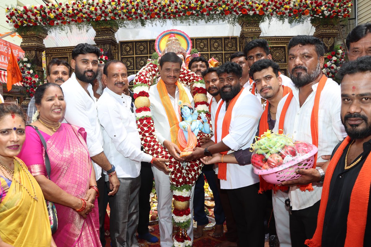 Munirathna_MLA's tweet photo. ರಾಜರಾಜೇಶ್ವರಿ ನಗರದಲ್ಲಿ ಶ್ರೀ ಮಂಜಣ್ಣ ಗೆಳೆಯರ ಬಳಗದ ವತಿಯಿಂದ ಆಚರಿಸುತ್ತಿರುವ ಅದ್ಧೂರಿ ಗಣೇಶೋತ್ಸವ ಕಾರ್ಯಕ್ರಮದಲ್ಲಿ ಮುಖಂಡರುಗಳೊಟ್ಟಿಗೆ ಭಾಗವಹಿಸಿದೆನು.#munirathna #ganeshachaturthi #ganeshagowrihabba #divineblessings #divine https://t.co/VRhW1hUX7F