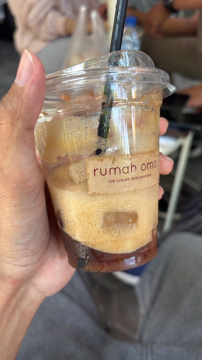 Avcd_Jnshi's tweet photo. Jujur pertama kali banget minum americano, tapi ini masih aku terima sih karna ada sirup apelnya dan enaakkk 🫠 https://t.co/K81Q3aZ8wy