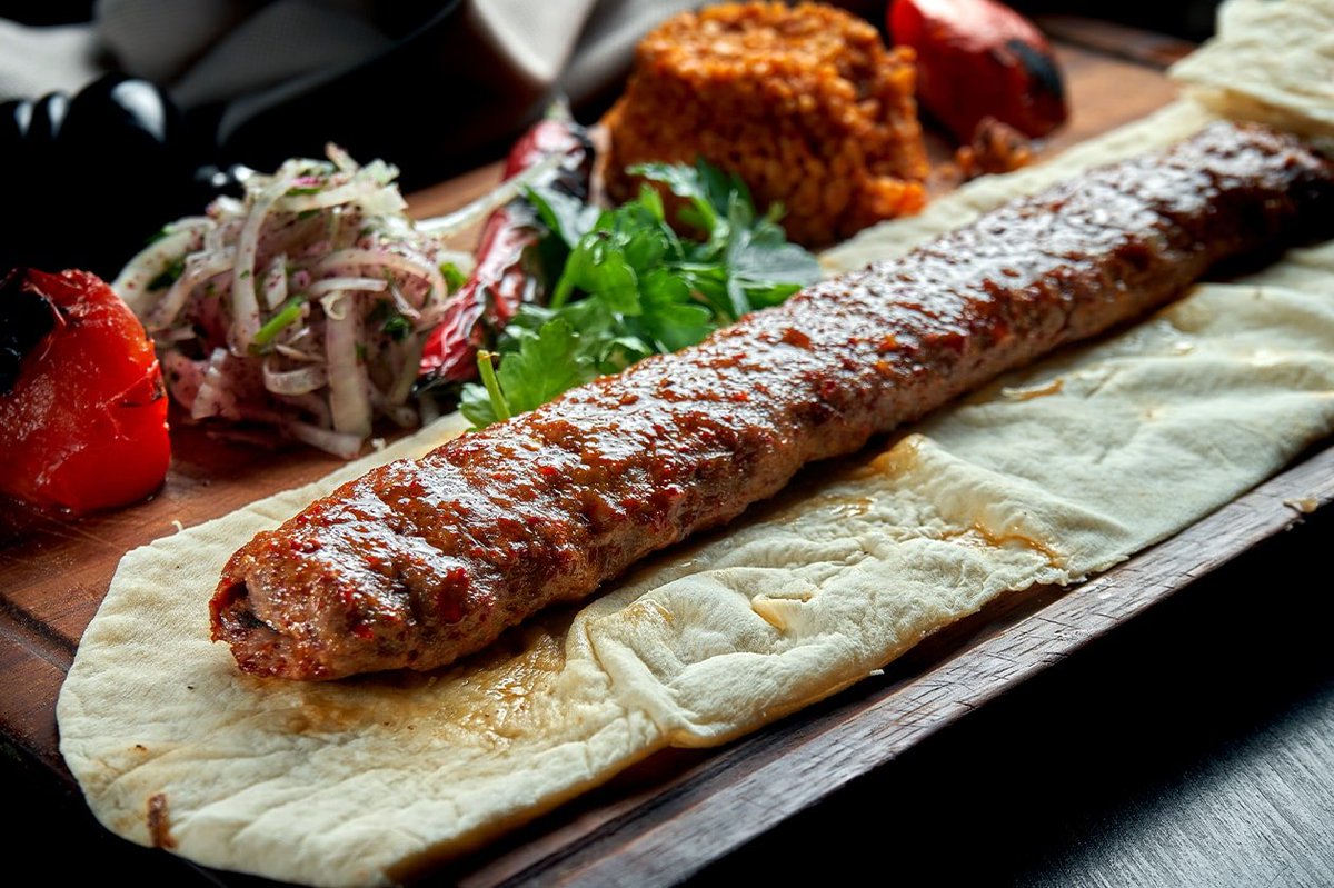 CosanCengiz's tweet photo. İnstagram'da ,Tiktok'da reklam mecralarında kullandığı görseller yerine dürüm içine 30 gram kebap koyup satan yaratıklar.
Olm o parayı günahsız çocuklarınıza nasıl yediriyorsunuz lan ?
#Üsküdar
#FatmaBetülSayan https://t.co/EnjPXFoOYR