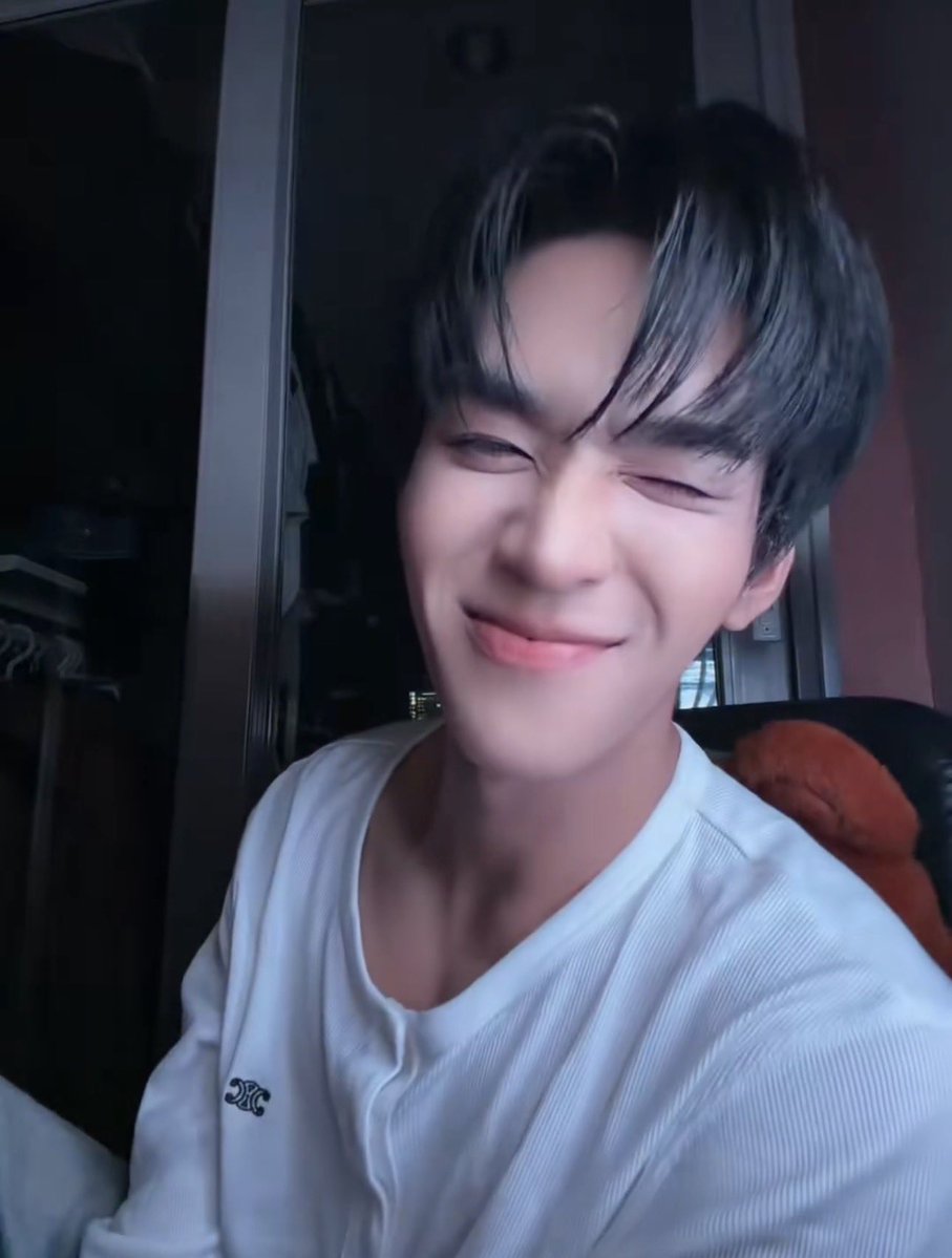 sunttpw_'s tweet photo. หนุ่มไทบ้านติดแกรมมีจริงด้วยอะเซฟ y—y แถมใส่แว่นด้วย https://t.co/GHDY2B8vRu