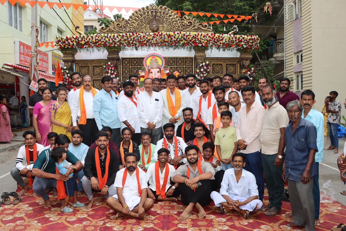 Munirathna_MLA's tweet photo. ರಾಜರಾಜೇಶ್ವರಿ ನಗರದಲ್ಲಿ ಶ್ರೀ ಮಂಜಣ್ಣ ಗೆಳೆಯರ ಬಳಗದ ವತಿಯಿಂದ ಆಚರಿಸುತ್ತಿರುವ ಅದ್ಧೂರಿ ಗಣೇಶೋತ್ಸವ ಕಾರ್ಯಕ್ರಮದಲ್ಲಿ ಮುಖಂಡರುಗಳೊಟ್ಟಿಗೆ ಭಾಗವಹಿಸಿದೆನು.#munirathna #ganeshachaturthi #ganeshagowrihabba #divineblessings #divine https://t.co/VRhW1hUX7F