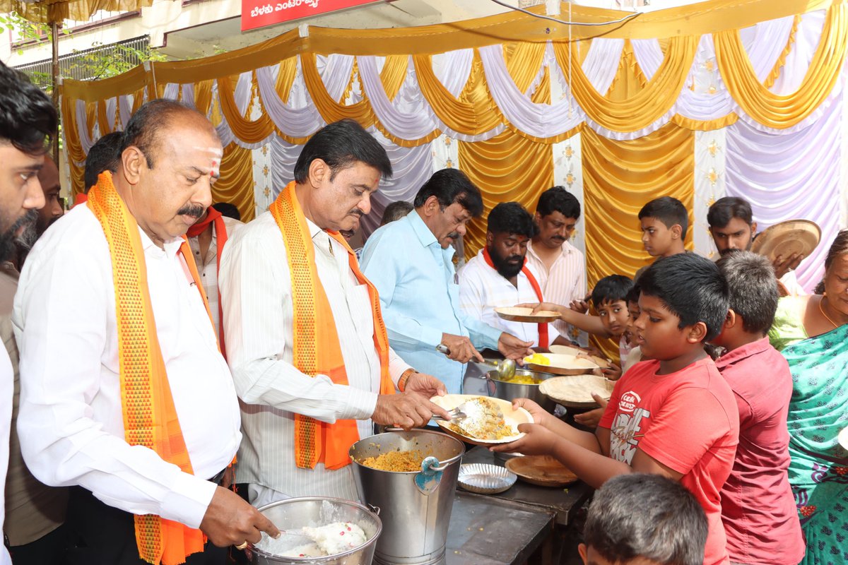 Munirathna_MLA's tweet photo. ರಾಜರಾಜೇಶ್ವರಿ ನಗರದಲ್ಲಿ ಶ್ರೀ ಮಂಜಣ್ಣ ಗೆಳೆಯರ ಬಳಗದ ವತಿಯಿಂದ ಆಚರಿಸುತ್ತಿರುವ ಅದ್ಧೂರಿ ಗಣೇಶೋತ್ಸವ ಕಾರ್ಯಕ್ರಮದಲ್ಲಿ ಮುಖಂಡರುಗಳೊಟ್ಟಿಗೆ ಭಾಗವಹಿಸಿದೆನು.#munirathna #ganeshachaturthi #ganeshagowrihabba #divineblessings #divine https://t.co/VRhW1hUX7F
