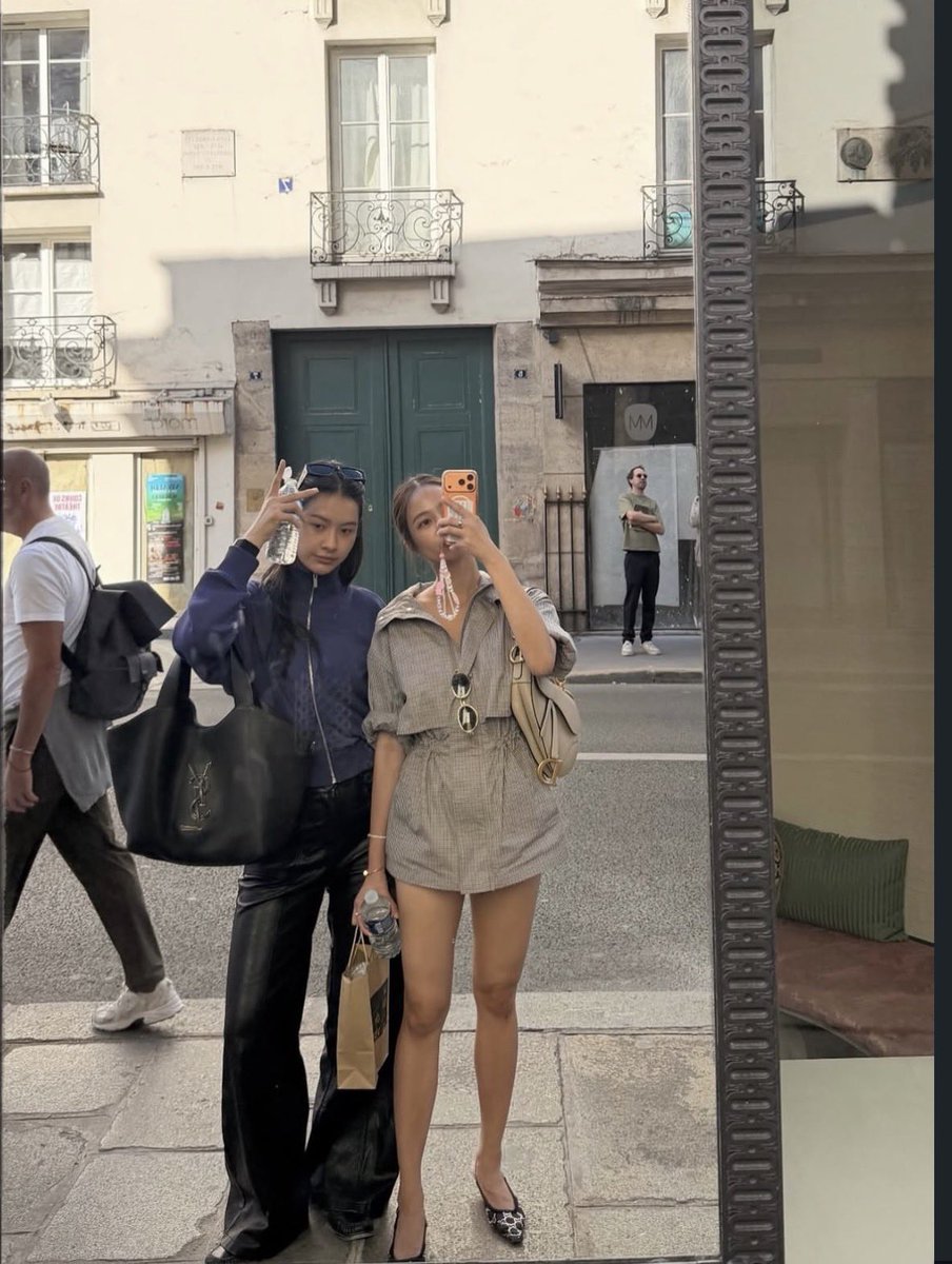 wheeinmybrain's tweet photo. awww milk and her older sister met!! (fashion really runs in their family 👀) https://t.co/jEEJPl5sl6