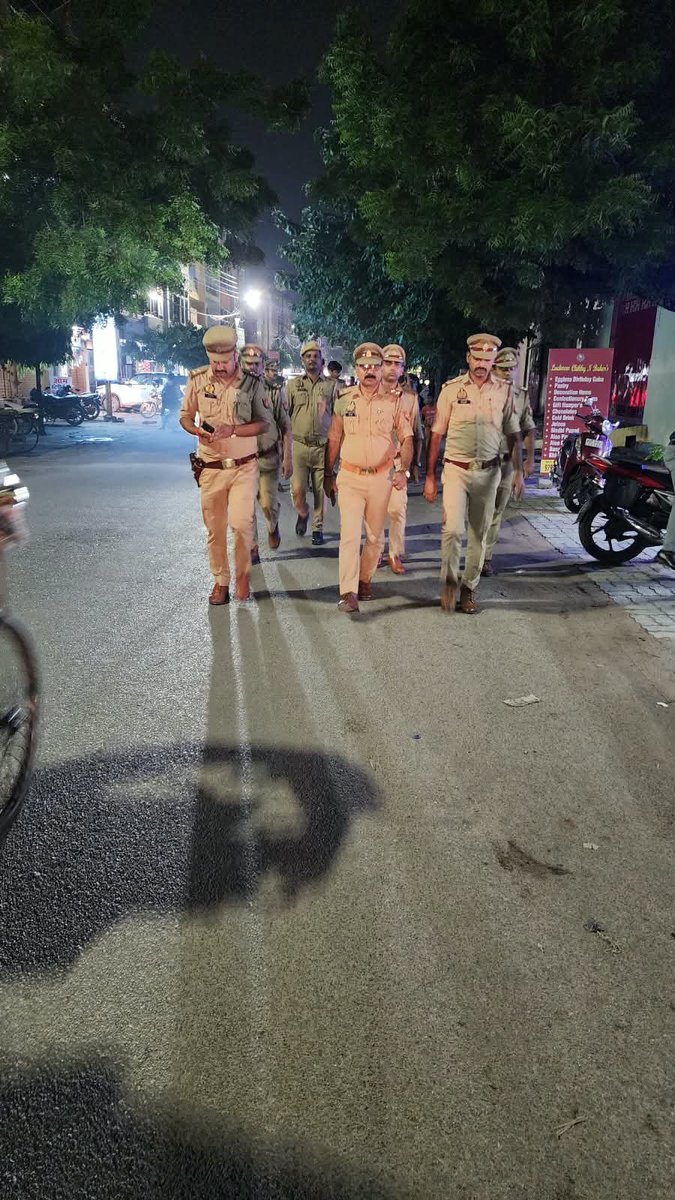east_dcp's tweet photo. #DCPEast के निर्देशन में आगामी त्यौहार के दृष्टिगत सुरक्षा/कानून व्यवस्था सुदृढ़ बनाने रखने हेतु पूर्वी जोन के सभी थाना/चौकी प्रभारियों द्वारा मय पुलिस बल के साथ अपने- 2 थाना क्षेत्रांतर्गत महत्वपूर्ण/भीड़-भाड़ वाले इलाकों में पैदल गश्त की गई l
@Uppolice
@lkopolice
@dgpup https://t.co/Fukzt04my7