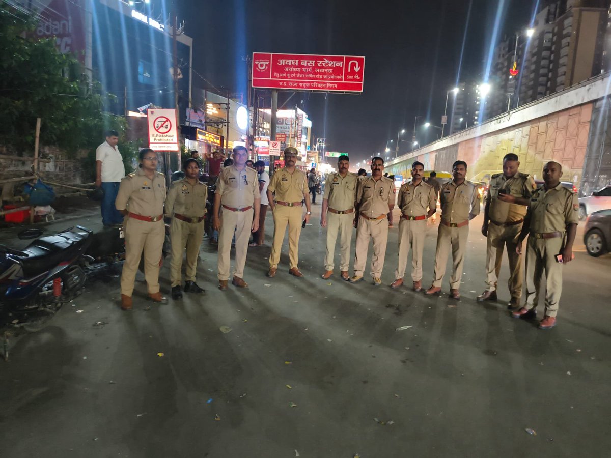 east_dcp's tweet photo. #DCPEast के निर्देशन में आगामी त्यौहार के दृष्टिगत सुरक्षा/कानून व्यवस्था सुदृढ़ बनाने रखने हेतु पूर्वी जोन के सभी थाना/चौकी प्रभारियों द्वारा मय पुलिस बल के साथ अपने- 2 थाना क्षेत्रांतर्गत महत्वपूर्ण/भीड़-भाड़ वाले इलाकों में पैदल गश्त की गई l
@Uppolice
@lkopolice
@dgpup https://t.co/Fukzt04my7