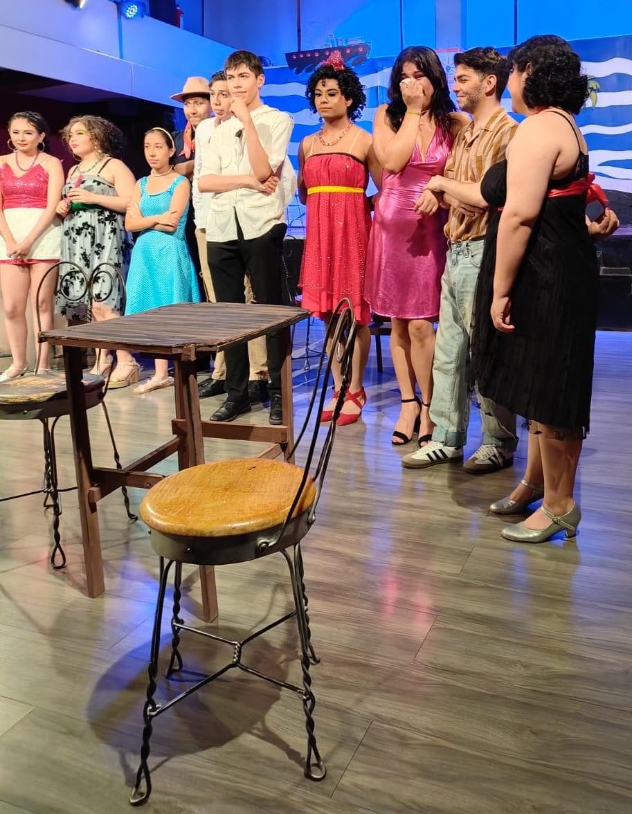 vanessafmartz's tweet photo. Ayer fue la última función de La Sirena Azul, por eso estaba llorando 🥹. Pero me siento orgullosa de mi crecimiento actoral y como muchas veces lo he mencionado y ustedes lo saben, yo amo el teatro. https://t.co/sKX85JSRD2