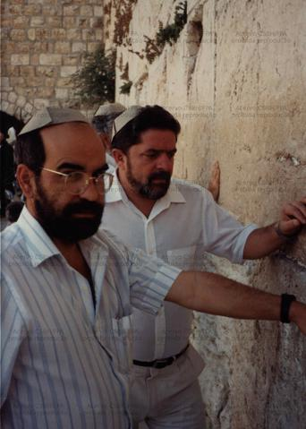 alphonsepilgrim's tweet photo. Esse é o tal "inimigo de israel" 

"mas ele é contra os zog isso ai é foto antiga" vamos aos fatos, se realmente lula fosse anti-zog e anti-israel e não igual a esses politicos que se dizem "anti-israel" e recebem dinheiro vindo de (((instituições judaicas))) ele teria+ https://t.co/3Q55bwMsi5