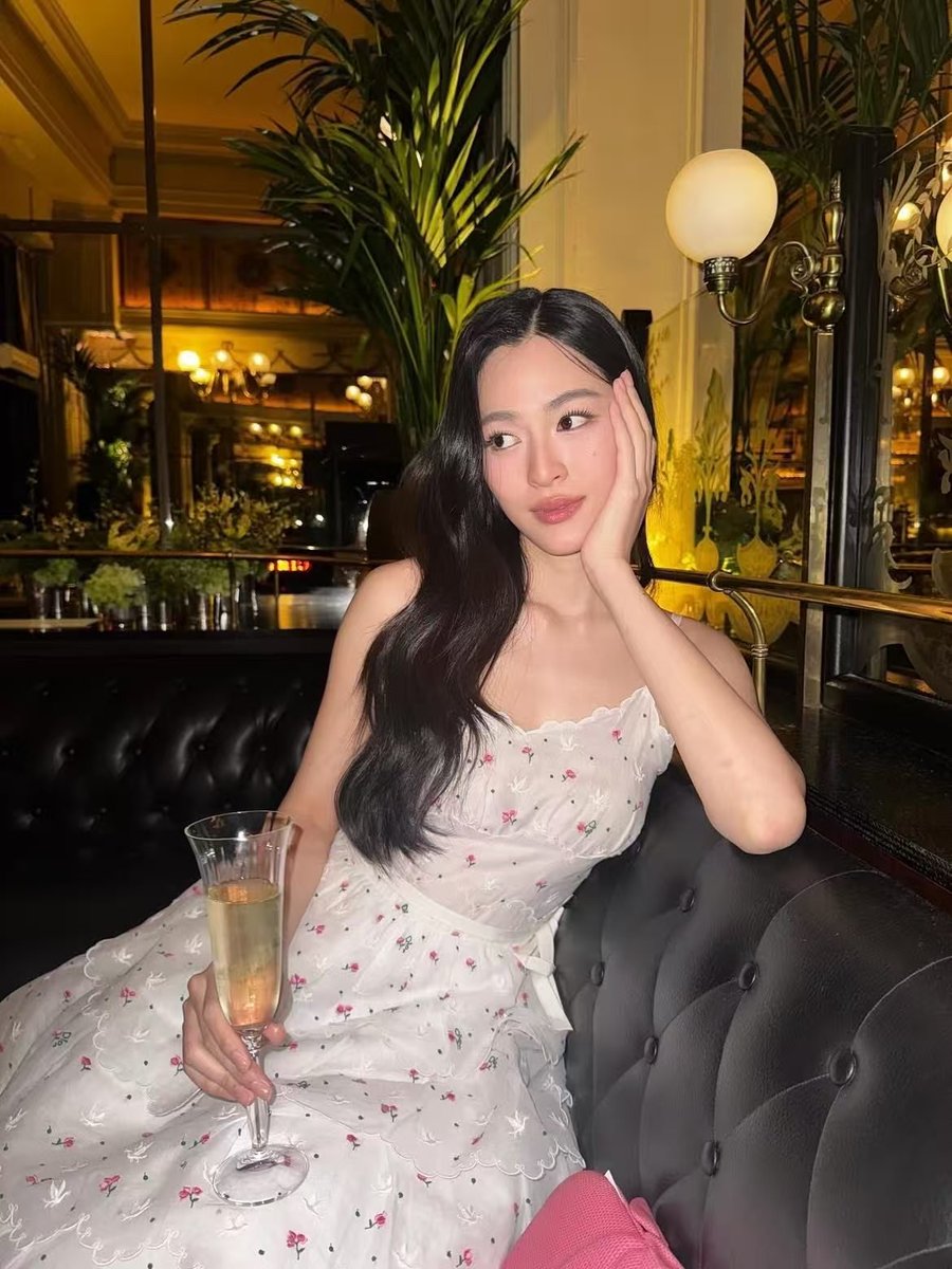 ginetta_88's tweet photo. Dior Summer27 and Lingling Kwong make Paris Fashion Week feel like a storybook—every frame stunning.

#LinglingKwong #DiorSummer27
#PFW #Dior
#LinglingKwongXDiorSummer27
@Dior @linglingsirilak https://t.co/F1LuB9KxbB