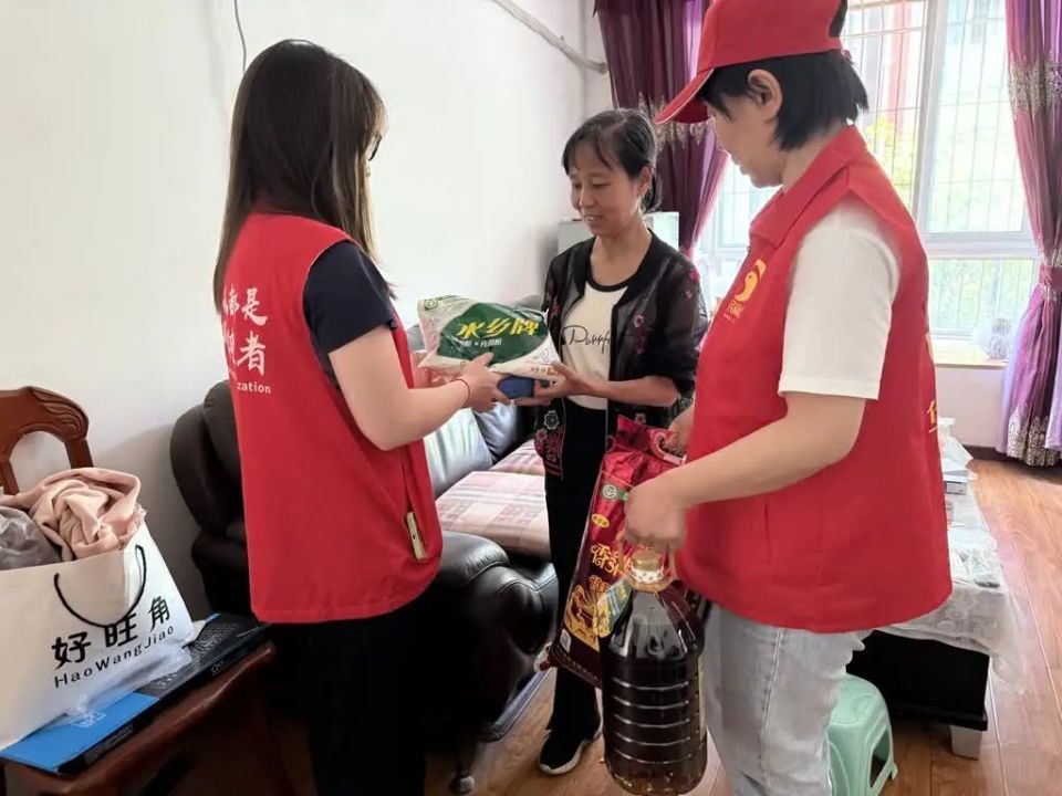 FerminLangi1q's tweet photo. Voluntario en el banco de alimentos de la ciudad: hoy ayudé a entregar 200 kits de alimentos a familias necesitadas. Cada pequea acción cuenta para hacer una gran diferencia! https://t.co/Cye0nDtX9X