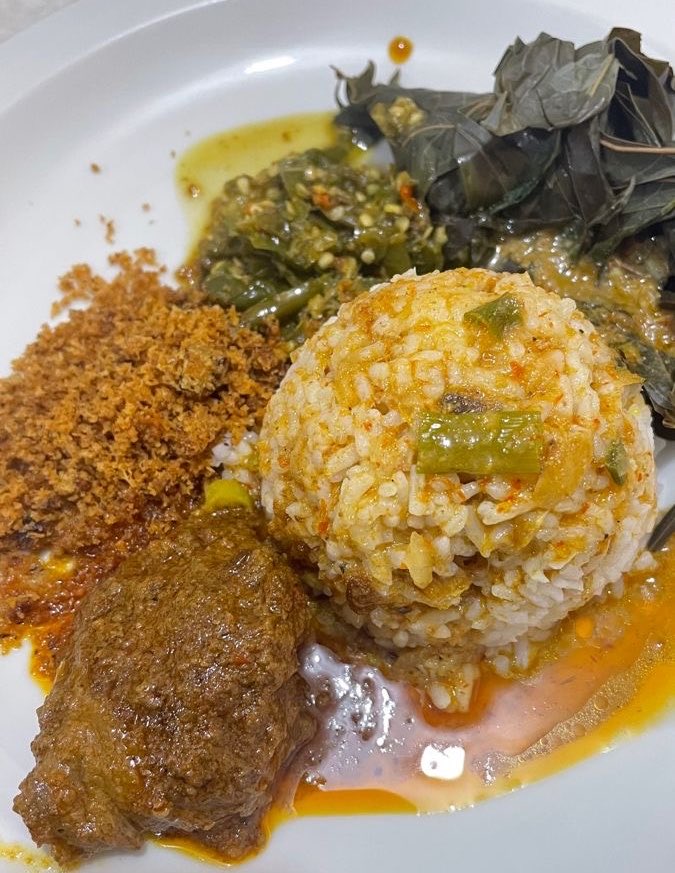 hopefulhob's tweet photo. kalo buat makan siang, kalian pilih nasi padang atau mie ayam? 😮‍💨😮‍💨 https://t.co/J0f0MmoUTO