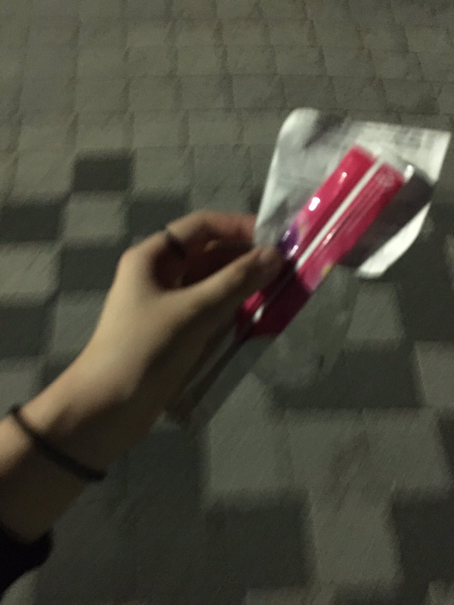 lihen03_'s tweet photo. 쓰레기 길거리에 버리지 말아주세요.. 그거 누가 줍냐면
#시험기간업보청산해야하는고딩이주워 https://t.co/HwOTQnvMla