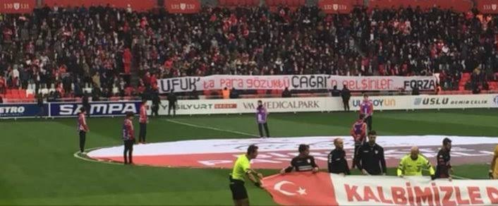 bulganoguz's tweet photo. Senin bitti dediğin oluşumun bu sene 10. yılı.

Forza Samsun, bir avuç insanın verdiği emekle, çok kısa sürede karşılaştığı tüm engellemelere rağmen Samsun tribününün gelmiş geçmiş en dinamik, en aktif, en yenilikçi ve en önemlisi dik duran gruplarından biri olarak adını tarihe yazdı.

Fotoğrafta da gördüğün üzere, kulübün kayyıma kaldığı dönemde biz sadece 20 kişiydik. Hiçbir semte, abiye, dayıya, yöneticiye yaslanmadan tamamen doğru işler yaparak, yaptığımız her işe karakterimizi ve duruşumuzu katarak bugünlere geldik.

Biz kafaya taktığımızda neler yaptığımızı herkes gördü.

Düşen değil, yeniden ayağa kalkan hatırlanır. 

Yolun sonu görünmüyor diye yol bitmiş değildir.

Yine gelir o günler, merak etme.

Her kimsen, selamlar.