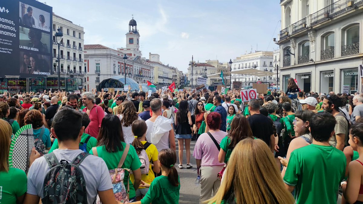 DoctorBaylos's tweet photo. Hoy tambien por la mañana una mani en Madrid por la financiación de la enseñanza publica, incluida la universitaria. Emocionante en encuentro con la gente acampada en Sol por el derecho a la vivienda https://t.co/vtUouxDl2T