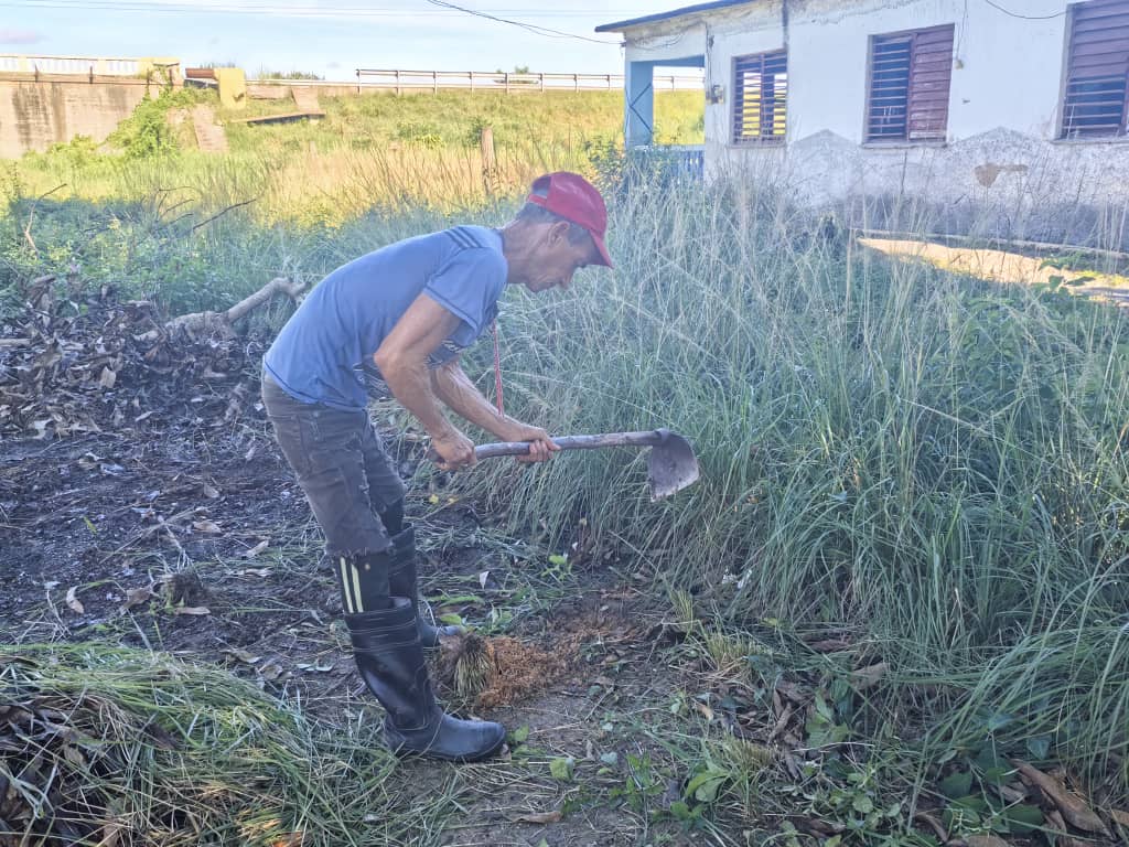YamileRamosCord's tweet photo. Antes de la fiesta cederista el barrio se movilizó en jornada de limpieza y embellecimiento.  #UnidosXCuba aniversario 66 de los CDR #Cuba #PinardelRío https://t.co/VTmSichJET