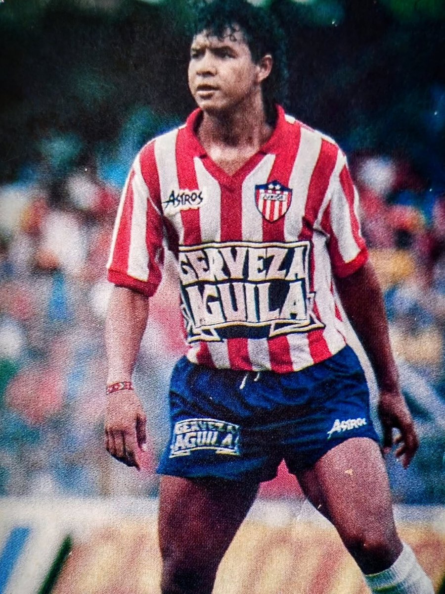 IncogRojiblanco's tweet photo. Les recuerdo que el máximo goleador de nuestra historia, hincha a morir, de barrio popular, que nos puso dos estrellas EN LOS 90s, es uno de los máximos ídolos de la institución, mínimo top 5. Y sí, toca recordarlo porque hay mucho niño irrespetuoso. Bienvenido siempre a su casa. https://t.co/IwoXfXciH5