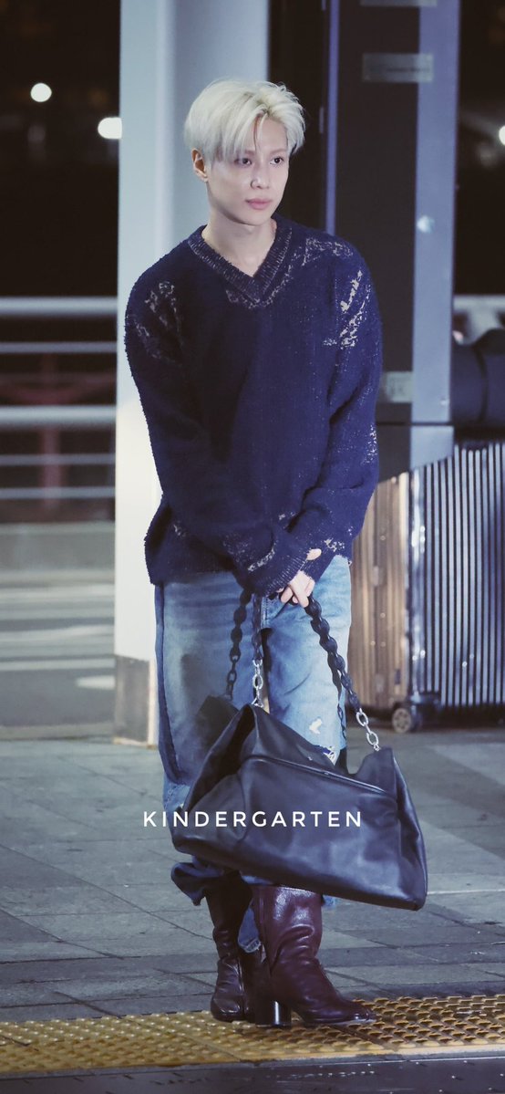 xoalsox_base's tweet photo. #TAEMIN might attend PARIS FASHION WEEK with MAISON MARGIELA assuming by the outfit he has shown up to the airport heading to Paris. https://t.co/w6WBSeCfwY